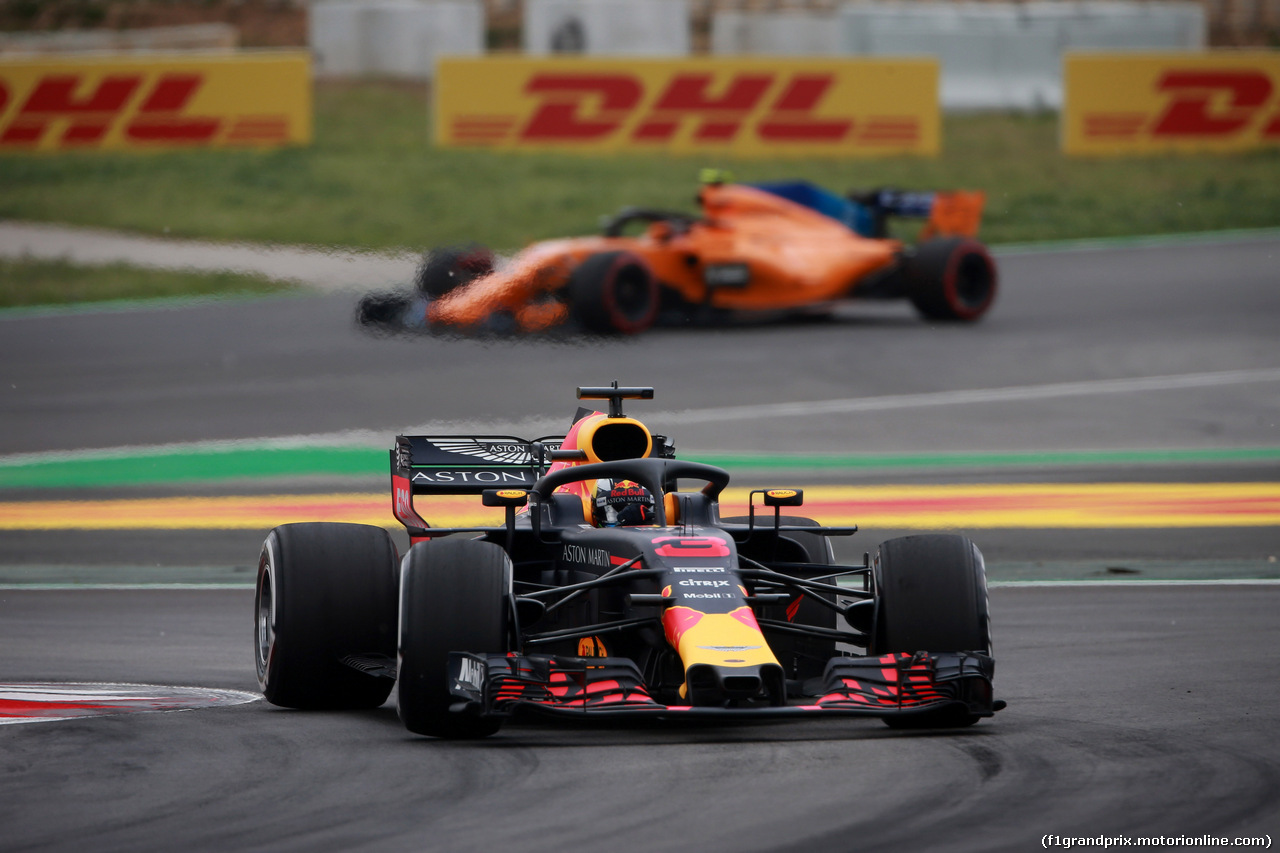 GP SPAGNA, 12.05.2018 - Prove Libere 3, Daniel Ricciardo (AUS) Red Bull Racing RB14 e Stoffel Vandoorne (BEL) McLaren MCL33