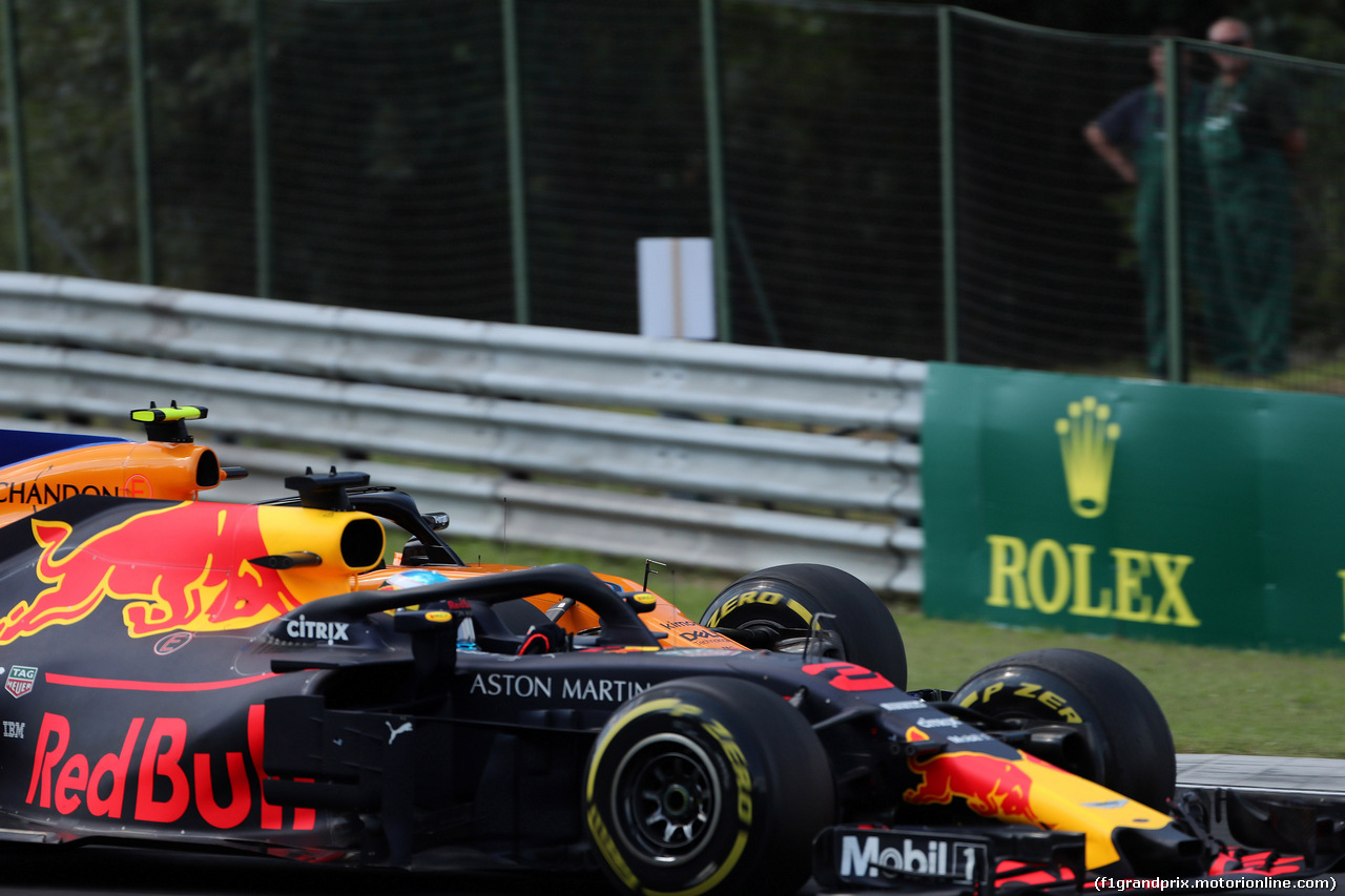 GP UNGHERIA, 29.07.2018 - Gara, Daniel Ricciardo (AUS) Red Bull Racing RB14 e Stoffel Vandoorne (BEL) McLaren MCL33