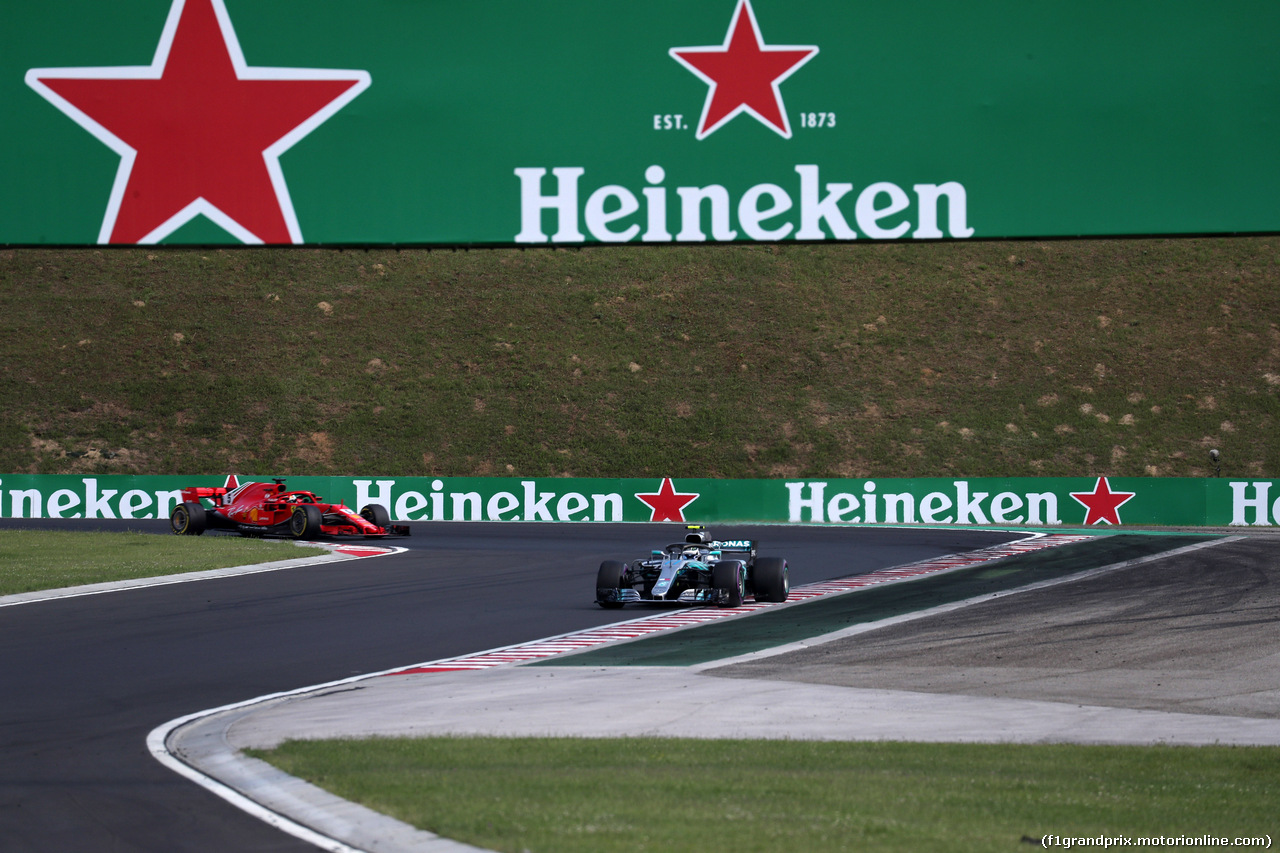 GP UNGHERIA, 29.07.2018 - Gara, Valtteri Bottas (FIN) Mercedes AMG F1 W09 davanti a Sebastian Vettel (GER) Ferrari SF71H