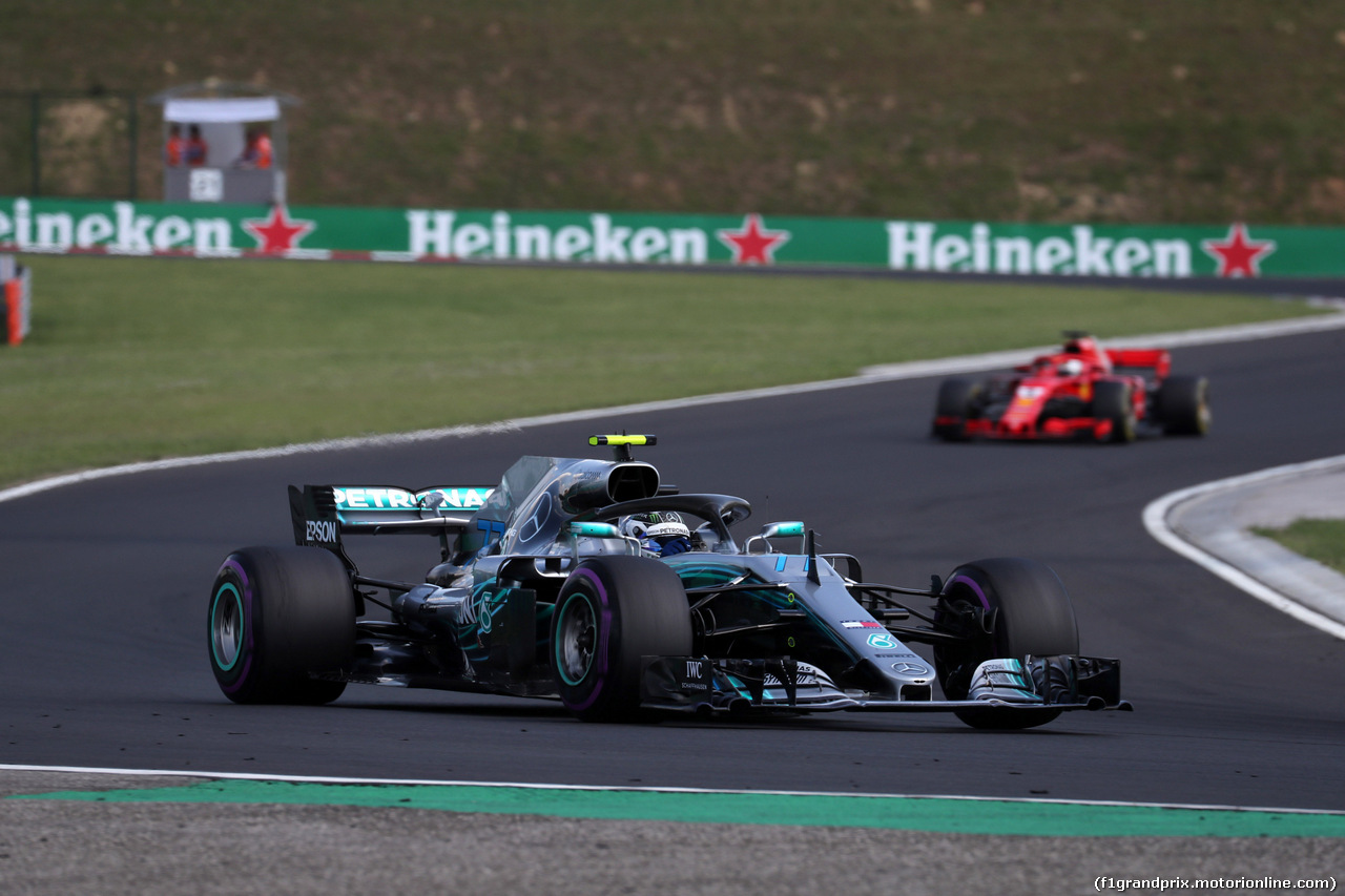 GP UNGHERIA, 29.07.2018 - Gara, Valtteri Bottas (FIN) Mercedes AMG F1 W09 davanti a Sebastian Vettel (GER) Ferrari SF71H