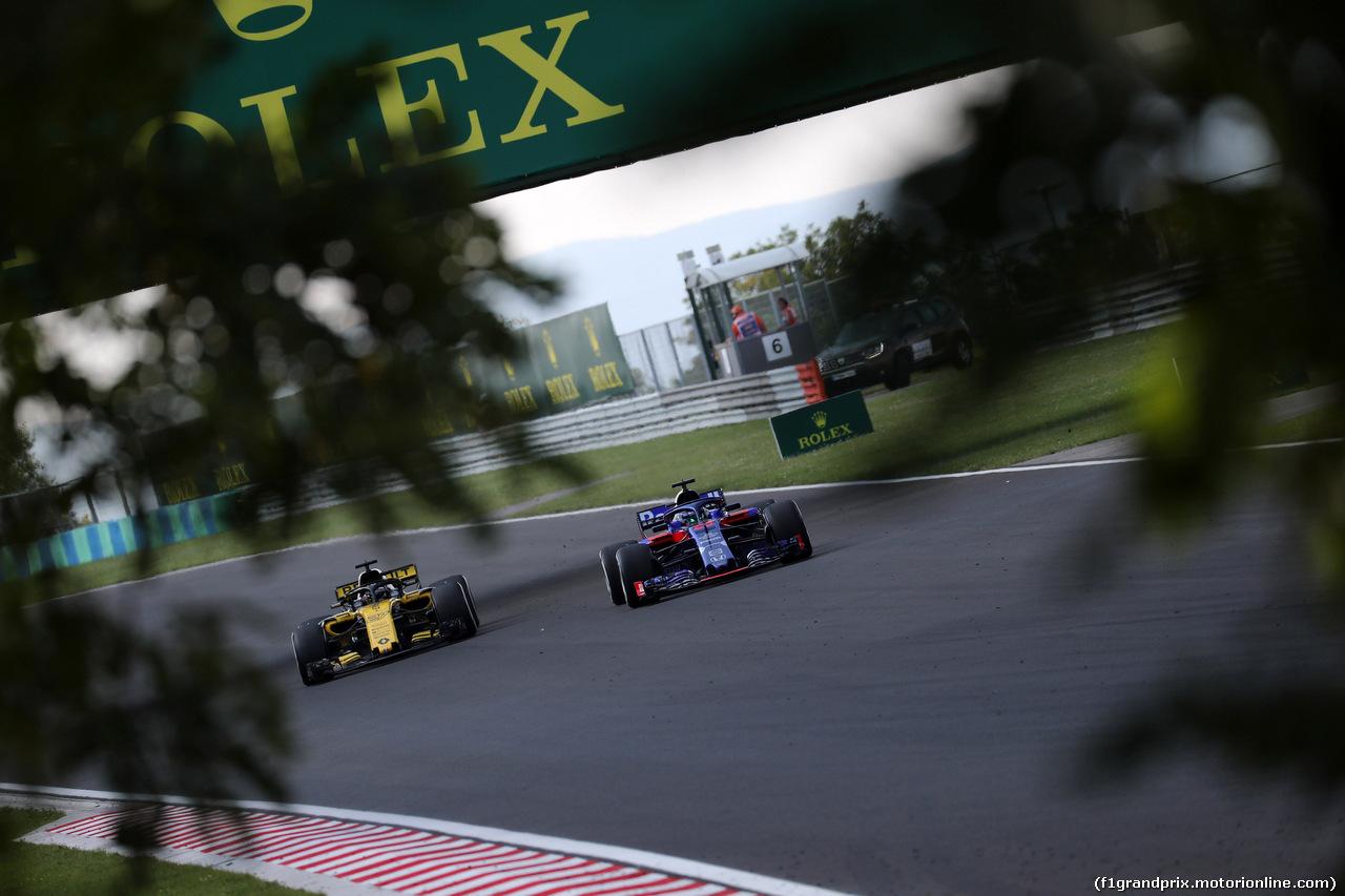 GP UNGHERIA, 29.07.2018 - Gara, Nico Hulkenberg (GER) Renault Sport F1 Team RS18 e Brendon Hartley (NZL) Scuderia Toro Rosso STR13