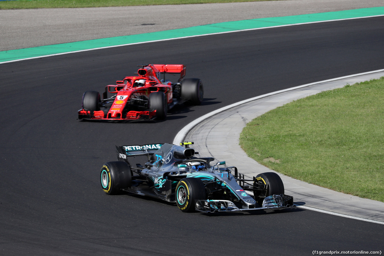 GP UNGHERIA, 29.07.2018 - Gara, Valtteri Bottas (FIN) Mercedes AMG F1 W09 davanti a Sebastian Vettel (GER) Ferrari SF71H