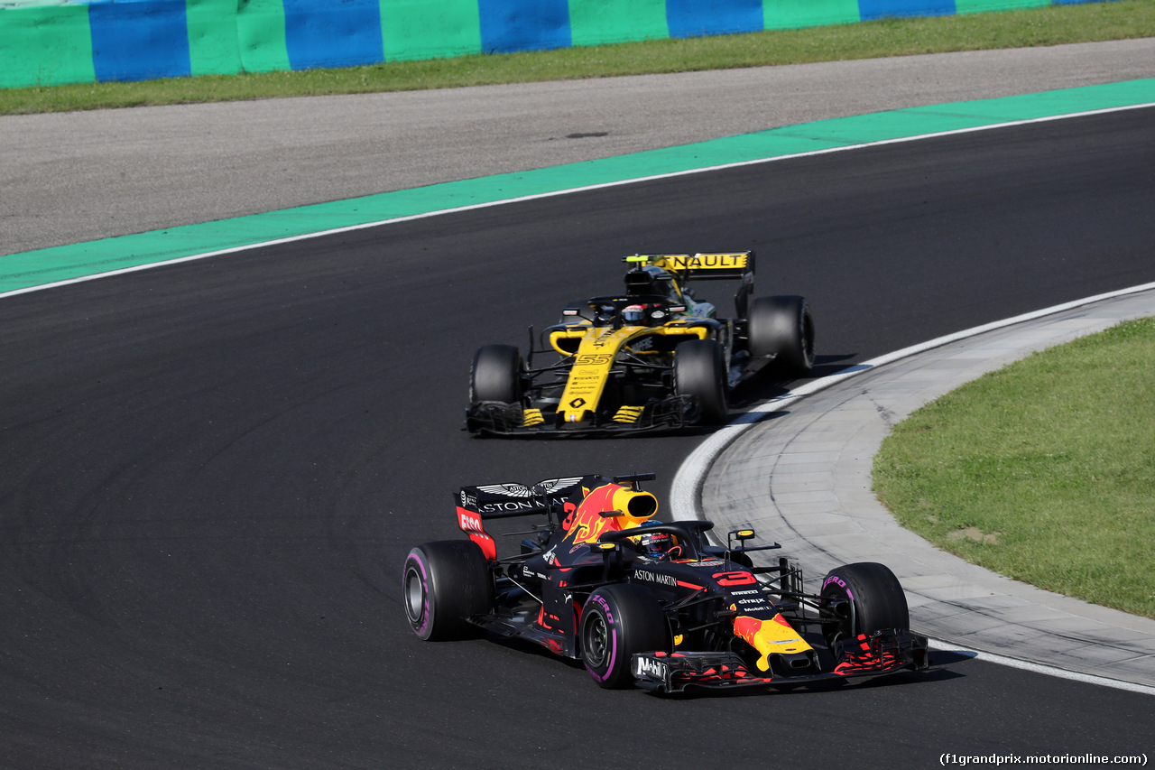 GP UNGHERIA, 29.07.2018 - Gara, Daniel Ricciardo (AUS) Red Bull Racing RB14 davanti a Carlos Sainz Jr (ESP) Renault Sport F1 Team RS18