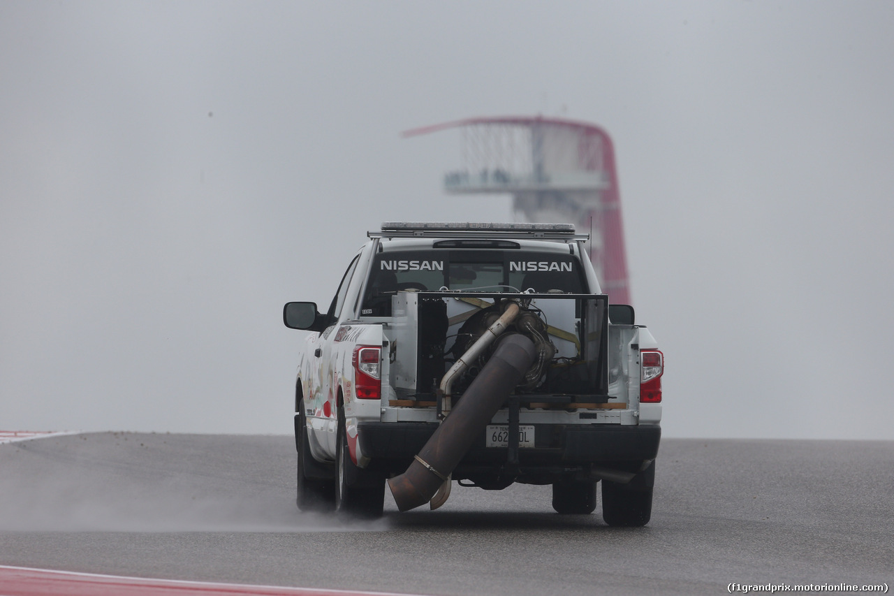 GP USA, 19.10.2018- free Practice 1,  cleaning of the track after the Charles Leclerc (GER) Alfa Romeo Sauber C37 spin
