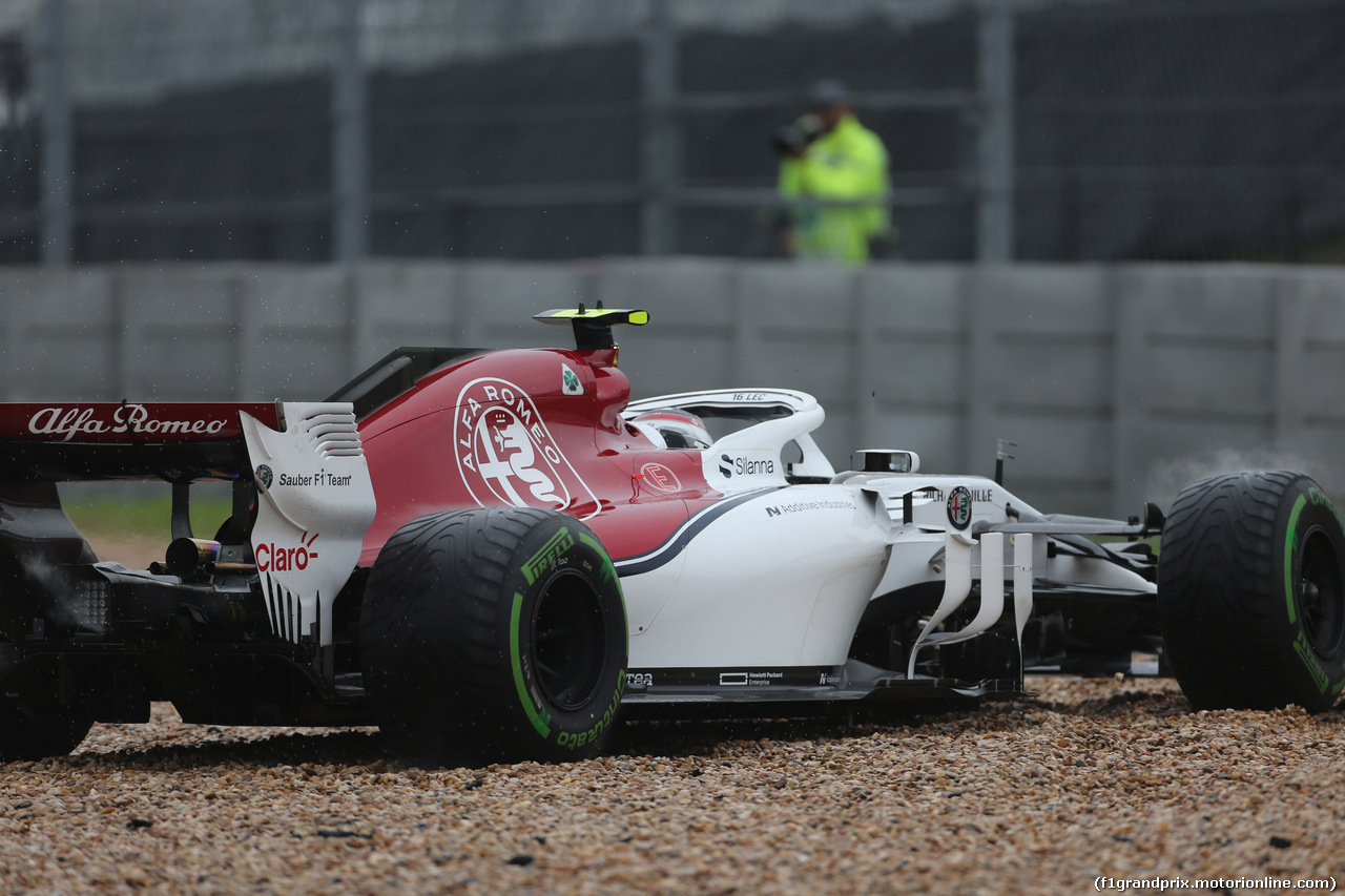 GP USA, 19.10.2018- free Practice 1, Charles Leclerc (GER) Alfa Romeo Sauber C37 spins e go in the grevel