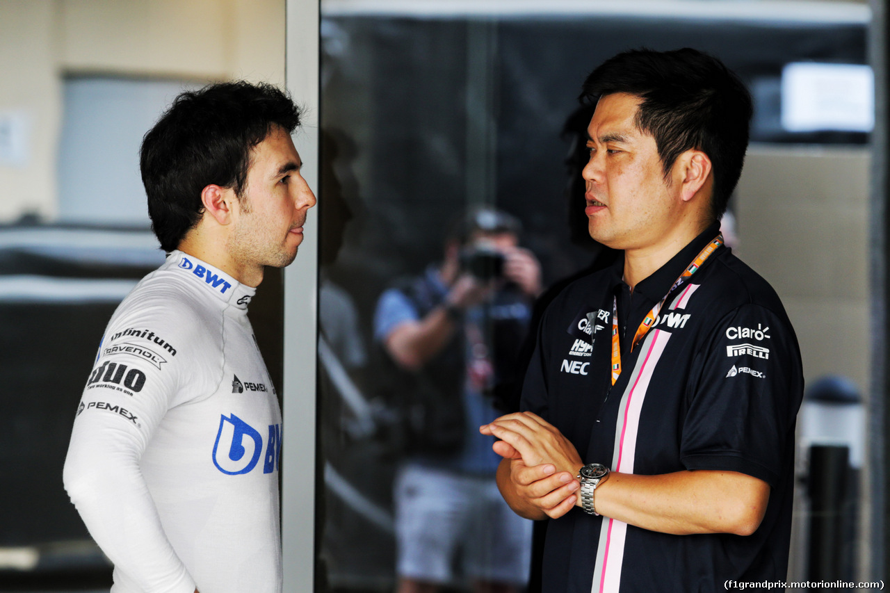 TEST F1 ABU DHABI 27 NOVEMBRE, (L to R): Sergio Perez (MEX) Racing Point Force India F1 VJM11 with Jun Matsuzaki (JPN) Racing Point Force India F1 Team Senior Tyre Engineer.
27.11.2018.