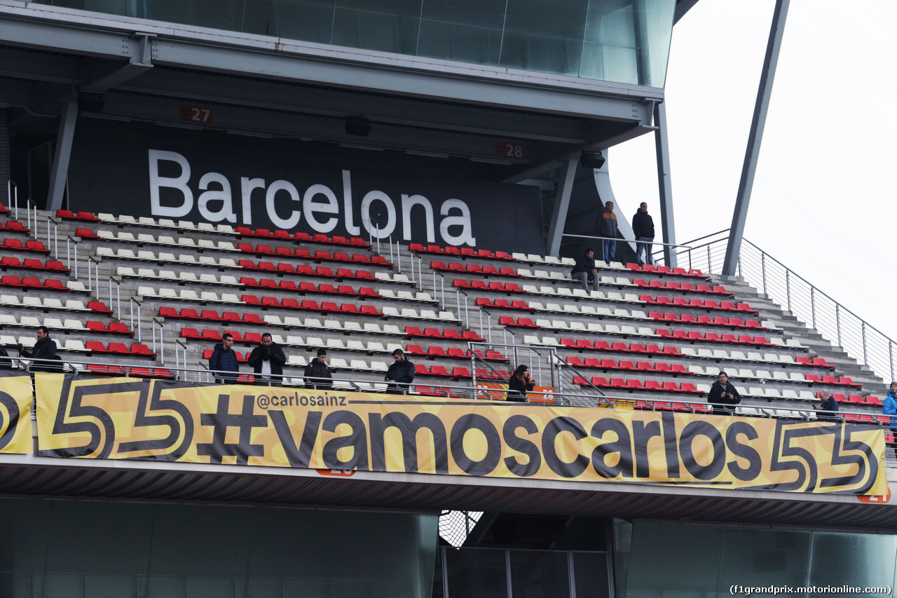 TEST F1 BARCELLONA 1 MARZO, Banner for Carlos Sainz Jr (ESP) Renault Sport F1 Team e fans in the grandstand.
01.03.2018. Formula One Testing, Day Four, Barcelona, Spain. Giovedi'.
- www.xpbimages.com, EMail: requests@xpbimages.com - copy of publication required for printed pictures. Every used picture is fee-liable. © Copyright: Moy / XPB Images