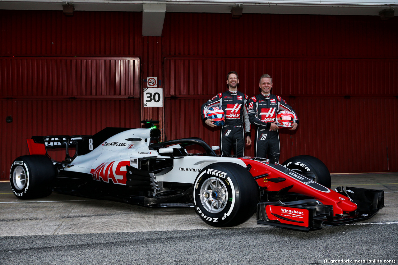 TEST F1 BARCELLONA 26 FEBBRAIO, (L to R): Romain Grosjean (FRA) Haas F1 Team e Kevin Magnussen (DEN) Haas F1 Team reveal the Haas VF-18.
26.02.2018.