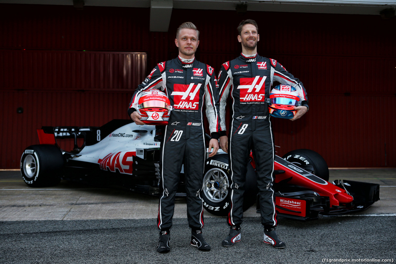 TEST F1 BARCELLONA 26 FEBBRAIO, (L to R): Kevin Magnussen (DEN) Haas F1 Team e Romain Grosjean (FRA) Haas F1 Team reveal the Haas VF-18.
26.02.2018.