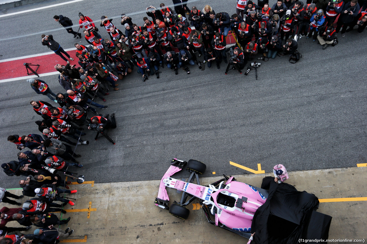 TEST F1 BARCELLONA 26 FEBBRAIO, Esteban Ocon (FRA) Sahara Force India F1 Team e Sergio Perez (MEX) Sahara Force India F1 reveal the Sahara Force India F1 VJM11.
26.02.2018.