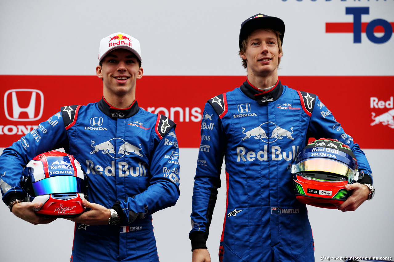 TEST F1 BARCELLONA 26 FEBBRAIO, (L to R): Pierre Gasly (FRA) Scuderia Toro Rosso with Brendon Hartley (NZL) Scuderia Toro Rosso.
26.02.2018.