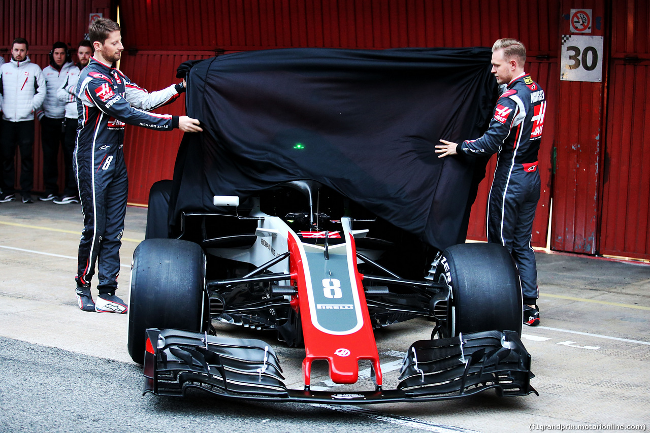 TEST F1 BARCELLONA 26 FEBBRAIO, (L to R): Romain Grosjean (FRA) Haas F1 Team e Kevin Magnussen (DEN) Haas F1 Team reveal the Haas VF-18.
26.02.2018.