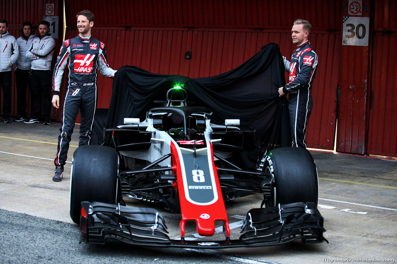 TEST F1 BARCELLONA 26 FEBBRAIO, (L to R): Romain Grosjean (FRA) Haas F1 Team e Kevin Magnussen (DEN) Haas F1 Team reveal the Haas VF-18.
26.02.2018.