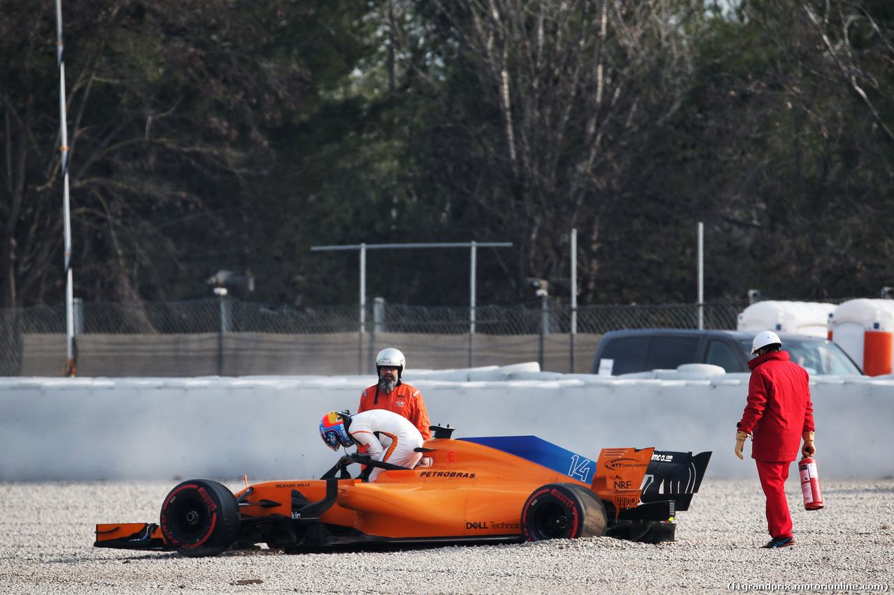 TEST F1 BARCELLONA 26 FEBBRAIO, Fernando Alonso (ESP) McLaren MCL33 in the gravel trap with a wheel missing.
26.02.2018.