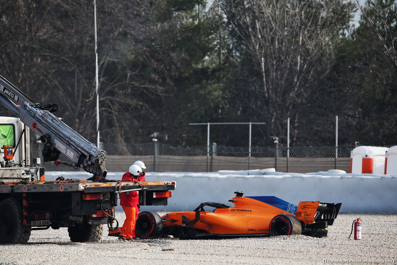 TEST F1 BARCELLONA 26 FEBBRAIO, Fernando Alonso (ESP) McLaren MCL33 in the gravel trap with a wheel missing.
26.02.2018.