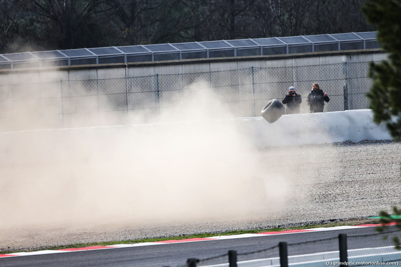 TEST F1 BARCELLONA 26 FEBBRAIO, Fernando Alonso (ESP) McLaren MCL33 spins into the gravel with a wheel missing.
26.02.2018.