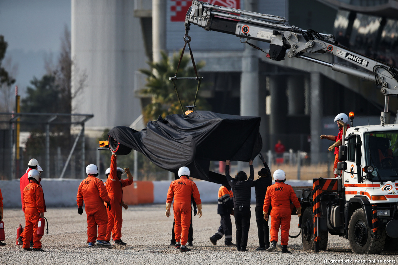 TEST F1 BARCELLONA 26 FEBBRAIO, Fernando Alonso (ESP) McLaren MCL33 spins into the gravel with a wheel missing.
26.02.2018.