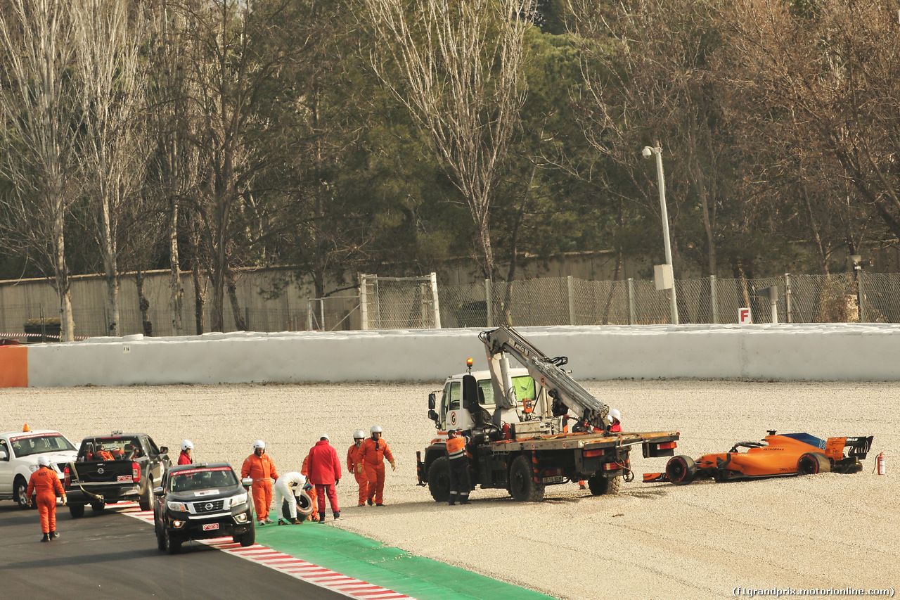 TEST F1 BARCELLONA 26 FEBBRAIO, Fernando Alonso (ESP) McLaren MCL33 spins into the gravel with a wheel missing.
26.02.2018.