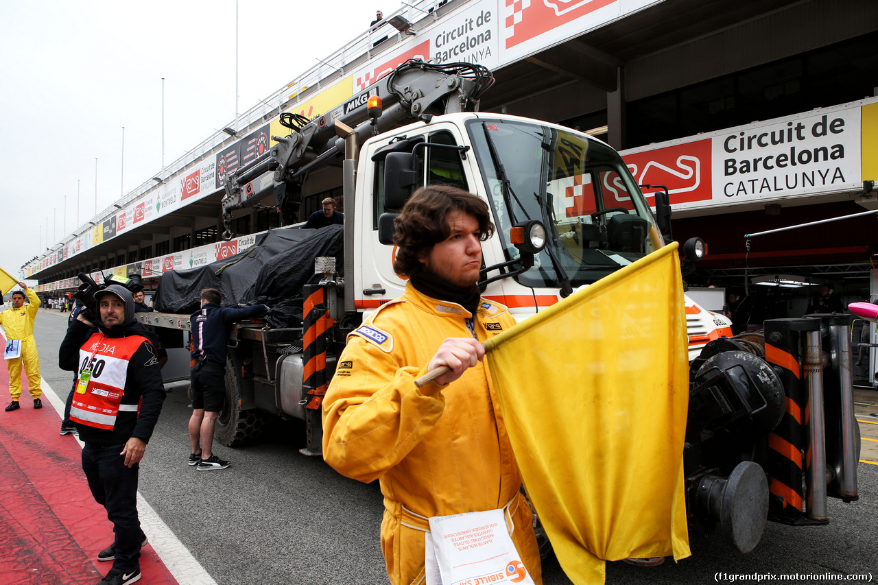 TEST F1 BARCELLONA 26 FEBBRAIO, The Sahara Force India F1 VJM11 of Nikita Mazepin (RUS) Sahara Force India F1 Team Development Driver is recovered back to the pits on the back of a truck.
26.02.2018.
