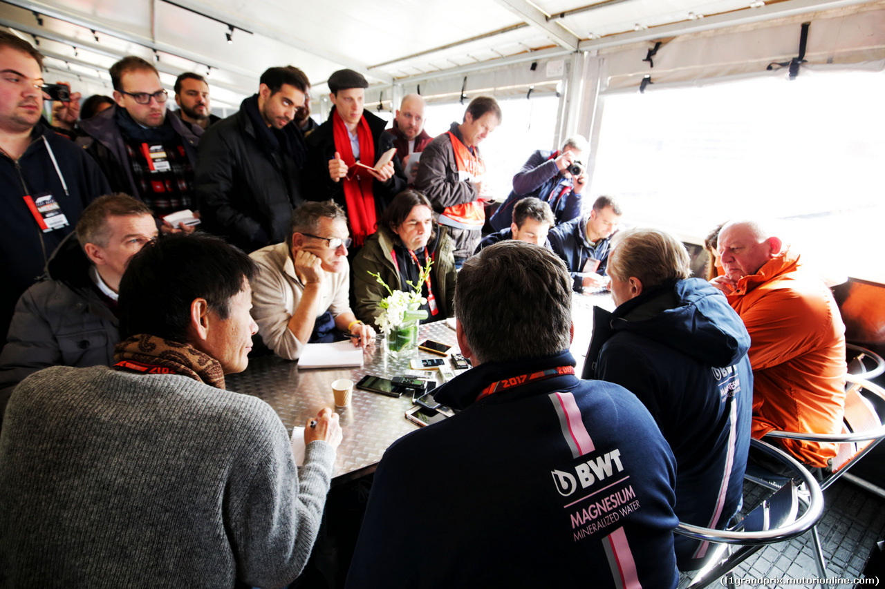 TEST F1 BARCELLONA 26 FEBBRAIO, Otmar Szafnauer (USA) Sahara Force India F1 Chief Operating Officer e Andrew Green (GBR) Sahara Force India F1 Team Technical Director with the media.
26.02.2018.