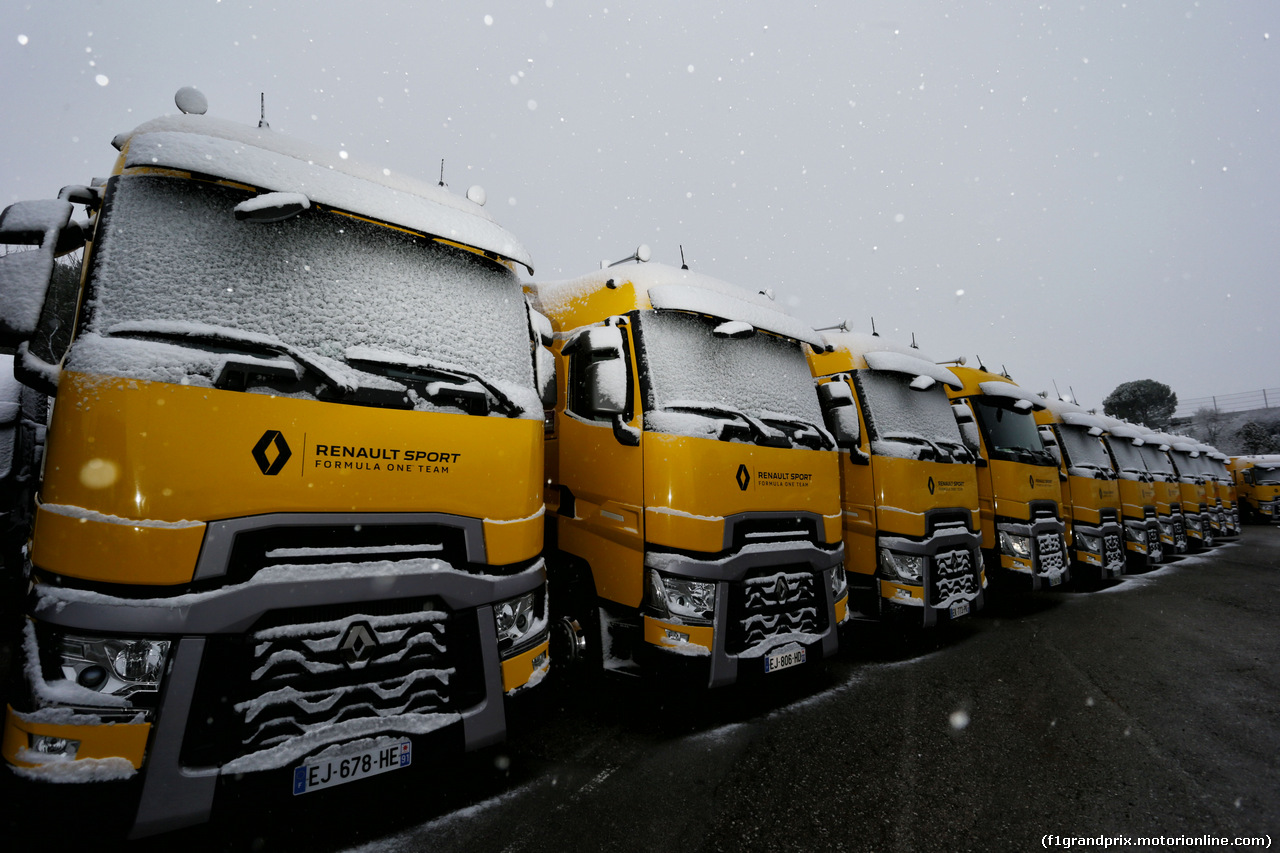 TEST F1 BARCELLONA 28 FEBBRAIO, Renault Sport F1 Team trucks with snow.
28.02.2018.