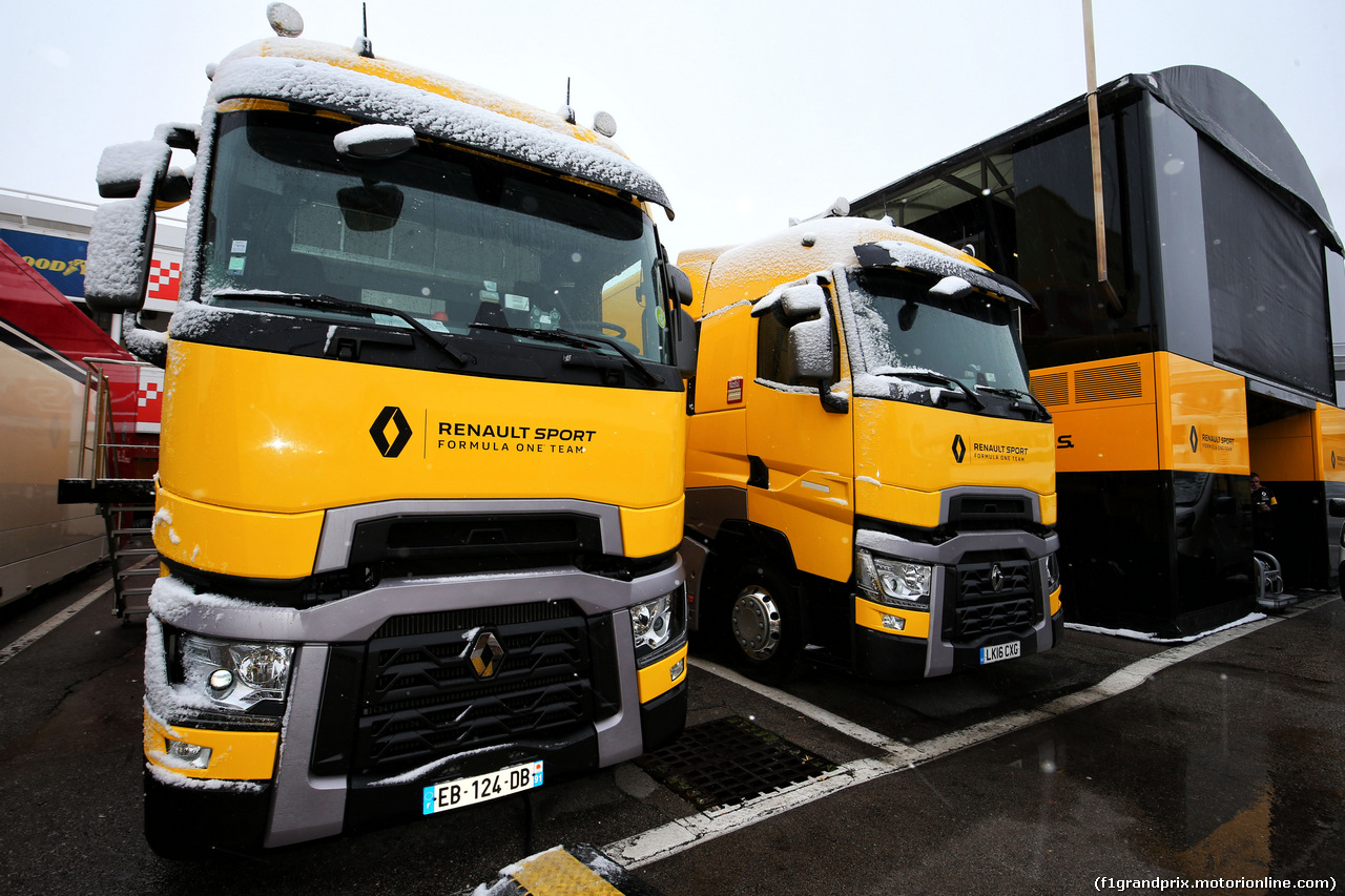 TEST F1 BARCELLONA 28 FEBBRAIO, Renault Sport F1 Team trucks with snow.
28.02.2018.