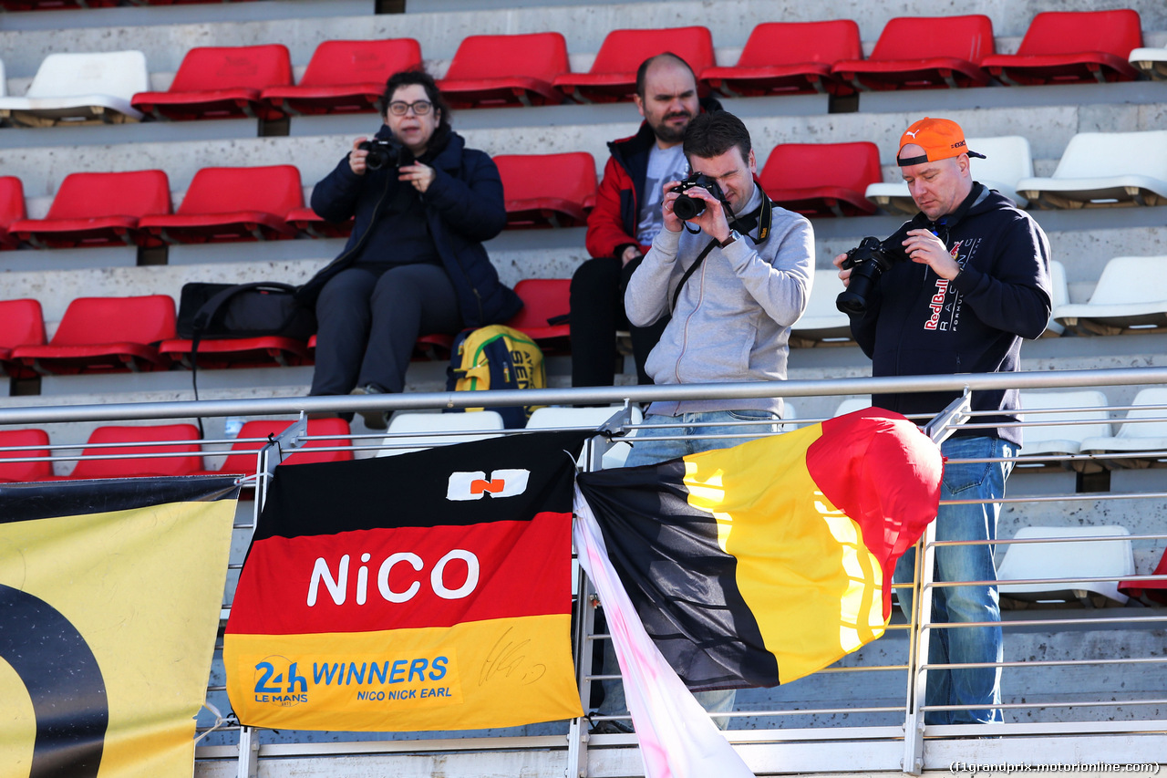 TEST F1 BARCELLONA 6 MARZO, Nico Hulkenberg (GER) Renault Sport F1 Team fans in the grandstand.
06.03.2018.