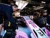 TEST F1 BARCELLONA 6 MARZO, Sergio Perez (MEX) Sahara Force India F1 VJM11 - meccanici.
06.03.2018.
