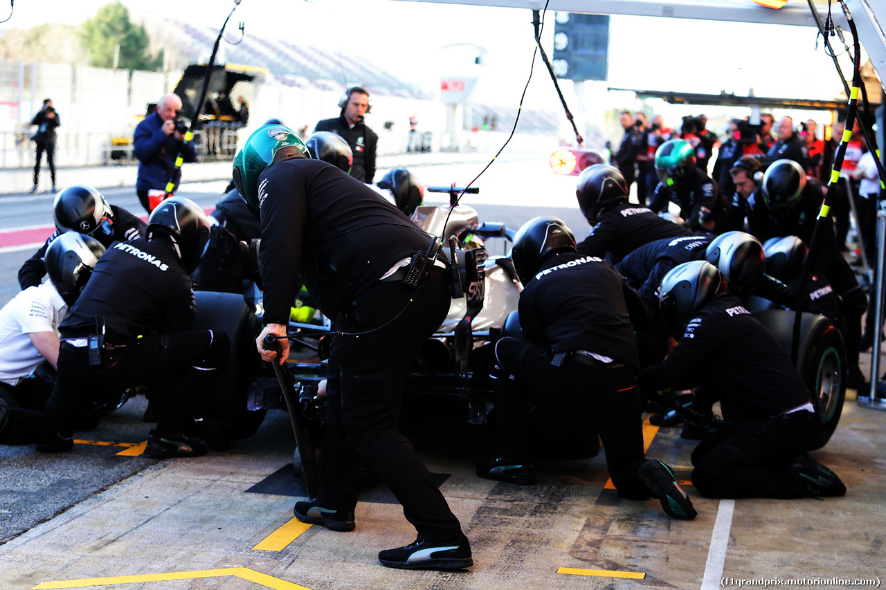 TEST F1 BARCELLONA 7 MARZO, Lewis Hamilton (GBR) Mercedes AMG F1 W09 practices a pit stop.
07.03.2018.