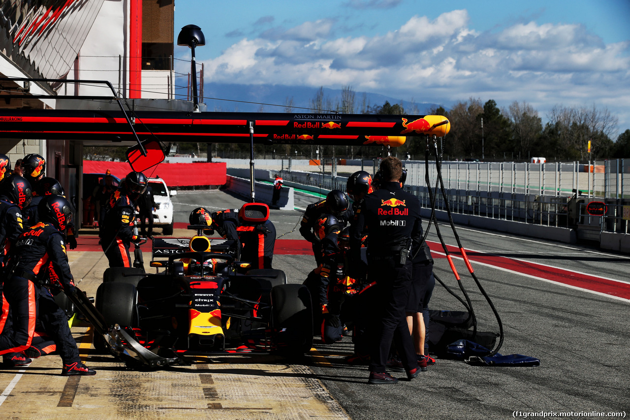 TEST F1 BARCELLONA 7 MARZO, Daniel Ricciardo (AUS) Red Bull Racing RB14 practices a pit stop.
07.03.2018.