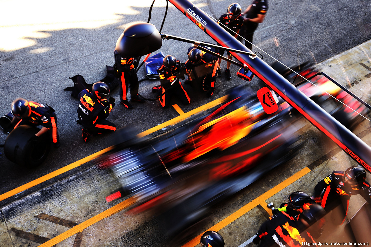 TEST F1 BARCELLONA 7 MARZO, Daniel Ricciardo (AUS) Red Bull Racing RB14 practices a pit stop.
07.03.2018.