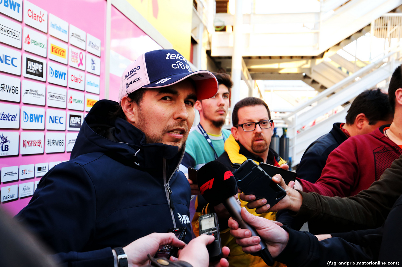 TEST F1 BARCELLONA 8 MARZO, Sergio Perez (MEX) Sahara Force India F1 with the media.
06.03.2018.