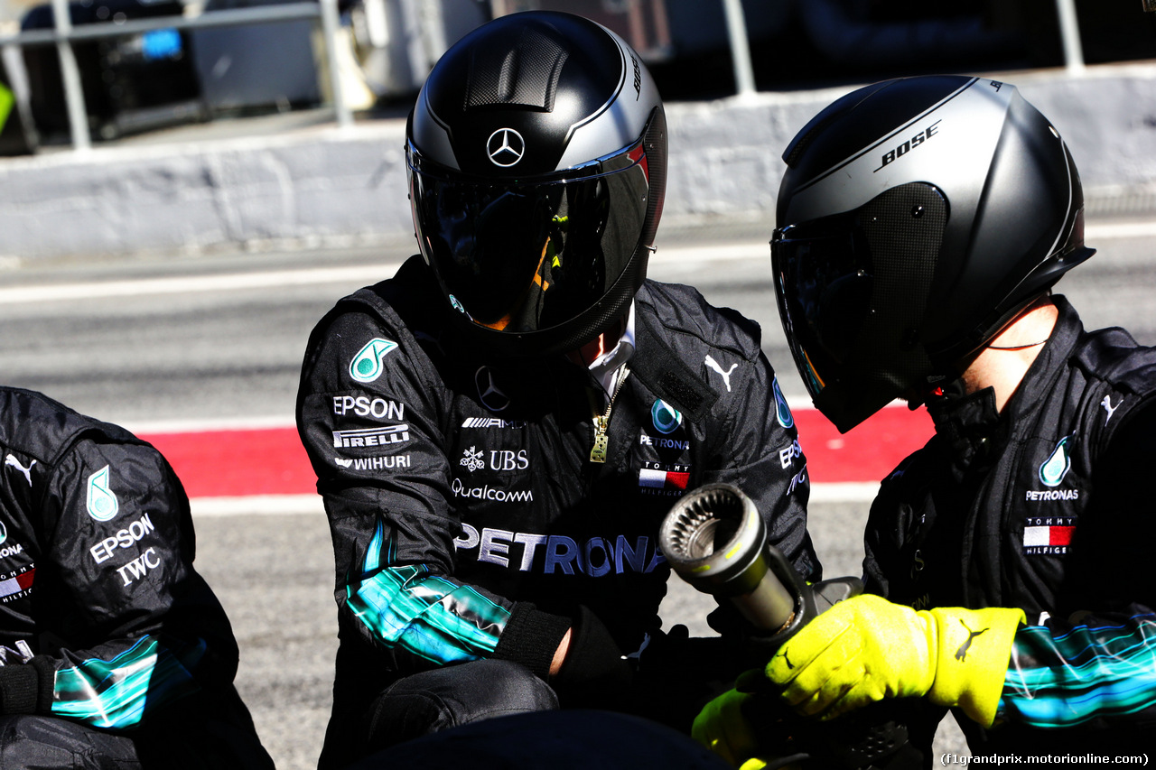 TEST F1 BARCELLONA 8 MARZO, Mercedes AMG F1 meccanici practice a pit stop.
07.03.2018.