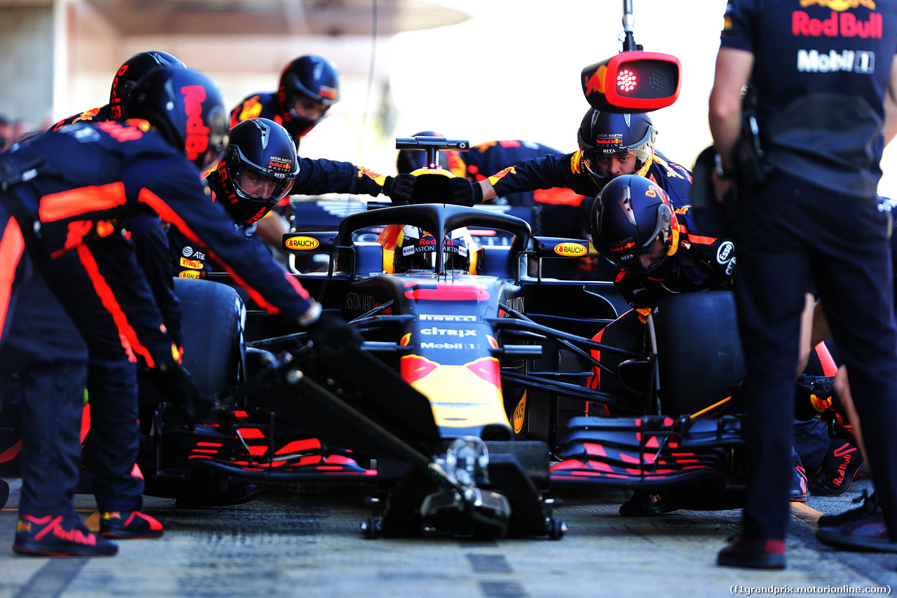 TEST F1 BARCELLONA 8 MARZO, Daniel Ricciardo (AUS) Red Bull Racing RB14 practices a pit stop.
07.03.2018.