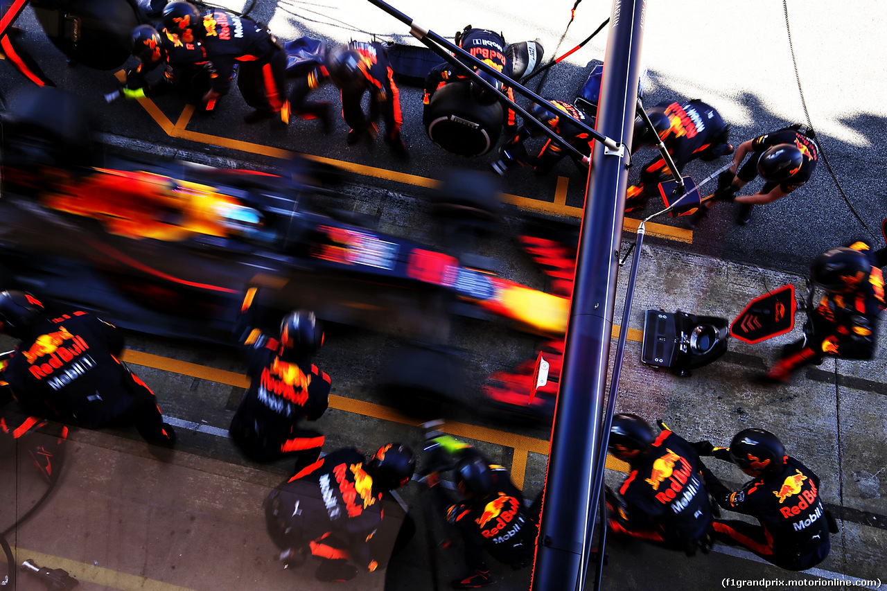 TEST F1 BARCELLONA 8 MARZO, Daniel Ricciardo (AUS) Red Bull Racing RB14 practices a pit stop.
07.03.2018.