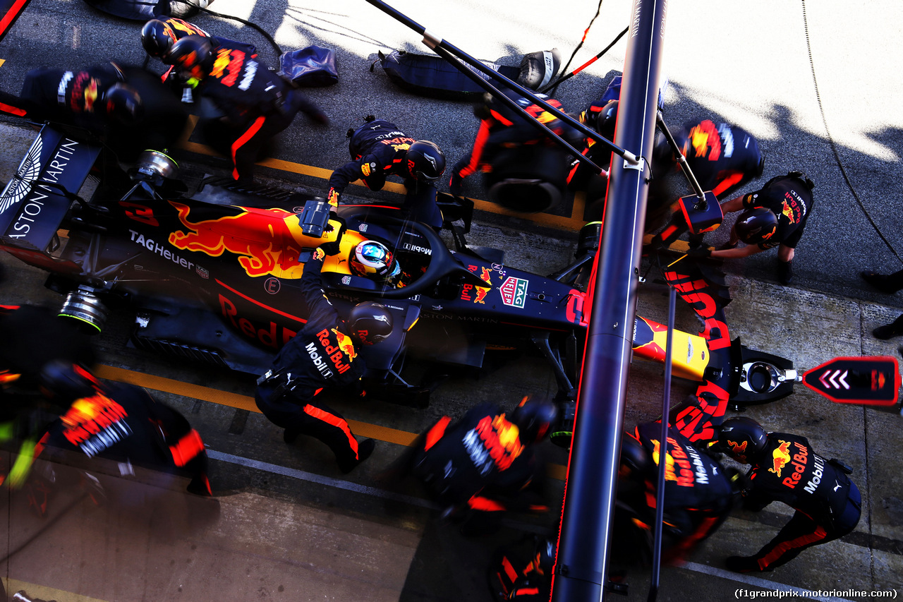 TEST F1 BARCELLONA 8 MARZO, Daniel Ricciardo (AUS) Red Bull Racing RB14 practices a pit stop.
07.03.2018.