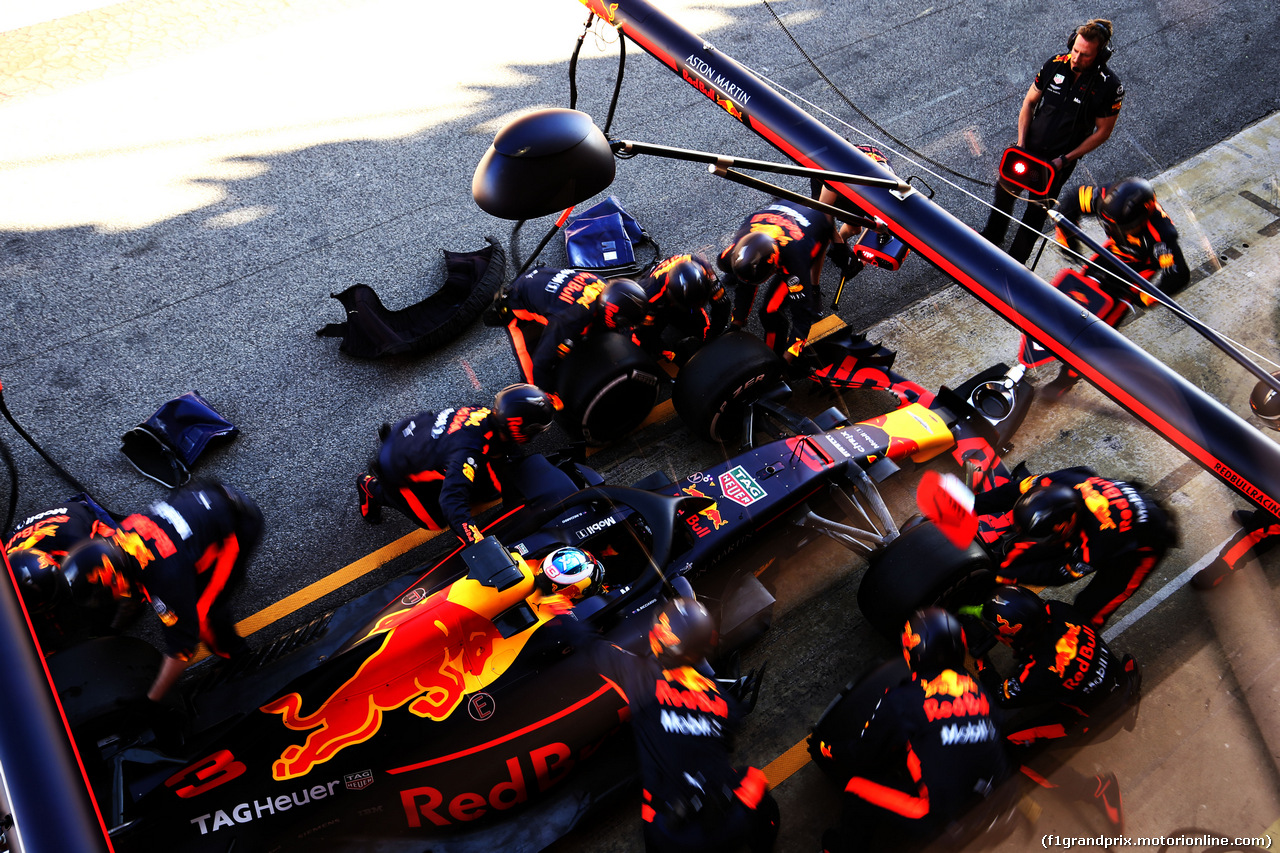 TEST F1 BARCELLONA 8 MARZO, Daniel Ricciardo (AUS) Red Bull Racing RB14 practices a pit stop.
07.03.2018.