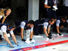 TEST F1 UNGHERIA 31 LUGLIO, Williams meccanici clear up flow-vis paint in the garage.
31.07.2018.
