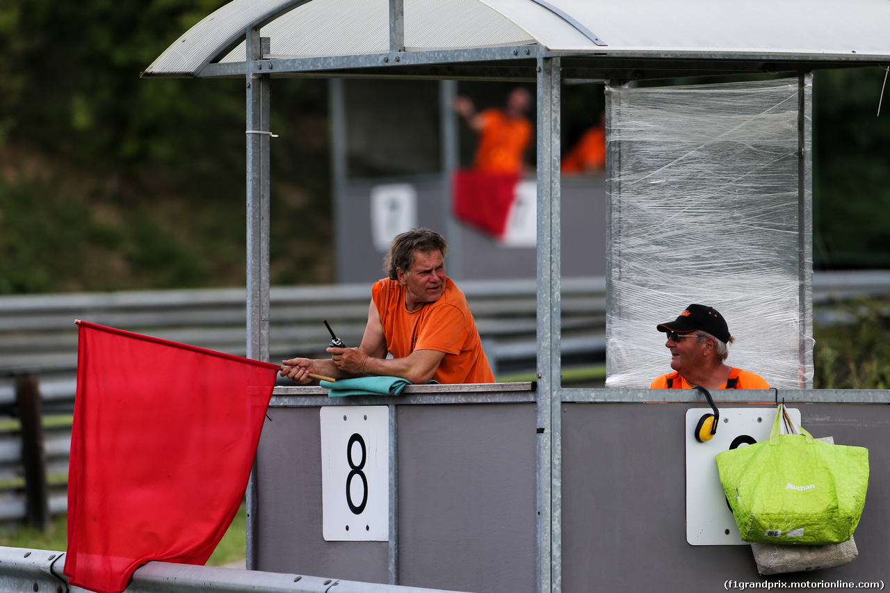 TEST F1 UNGHERIA 31 LUGLIO, Marshal with regd flag.
31.07.2018.