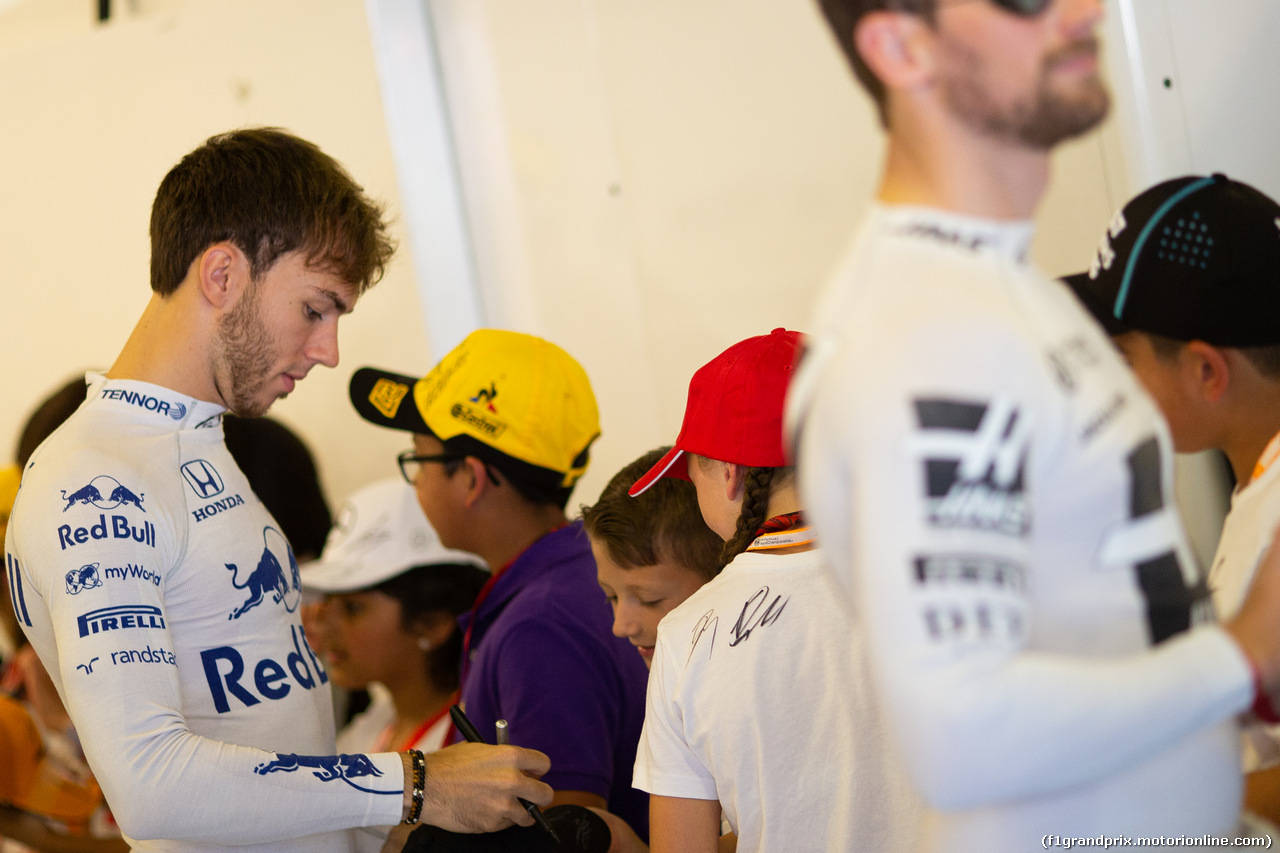 GP ABU DHABI, Pierre Gasly (FRA) Scuderia Toro Rosso on the drivers parade.
01.12.2019.