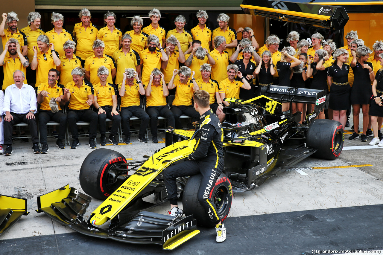 GP ABU DHABI, Nico Hulkenberg (GER) Renault F1 Team at a team photograph.
01.12.2019.