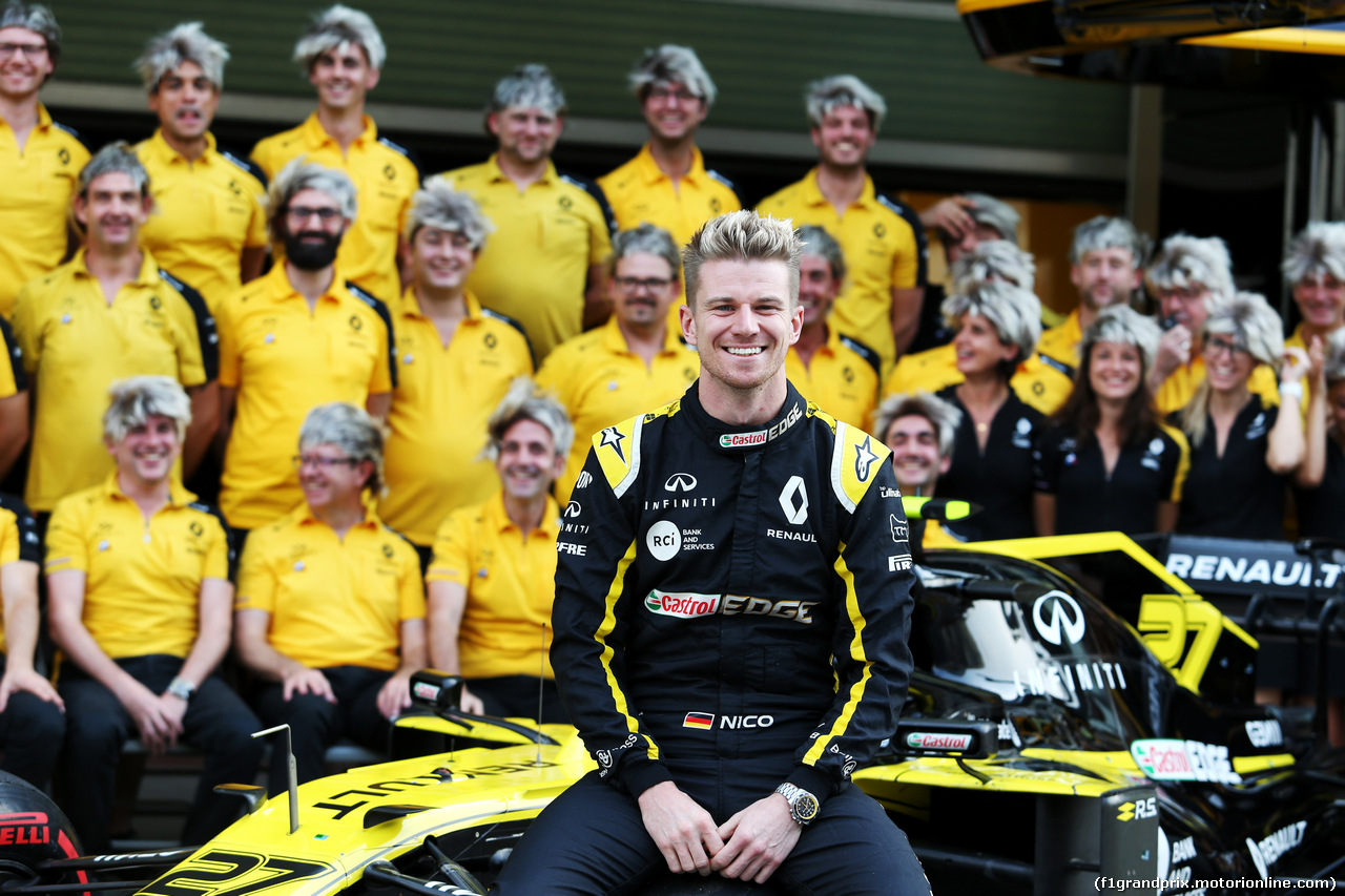 GP ABU DHABI, Nico Hulkenberg (GER) Renault F1 Team RS19 at a team photograph.
01.12.2019.