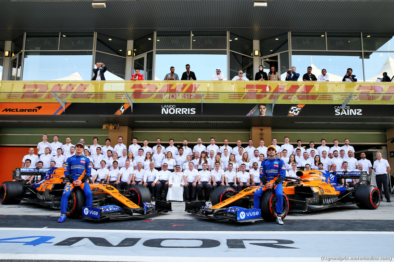 GP ABU DHABI, (L to R): Lando Norris (GBR) McLaren e Carlos Sainz Jr (ESP) McLaren at a team photograph.
01.12.2019.