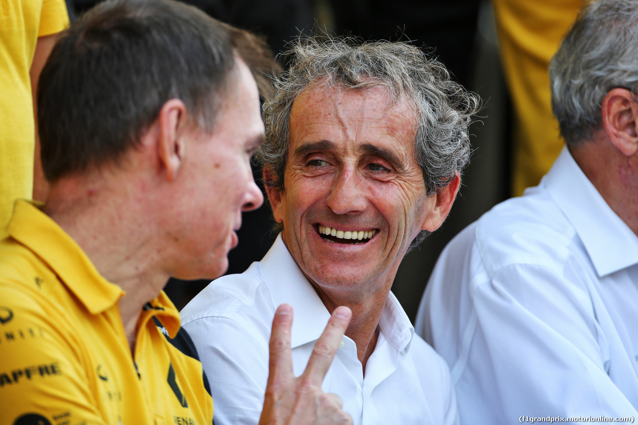 GP ABU DHABI, Alain Prost (FRA) Renault F1 Team Special Advisor e Alan Permane (GBR) Renault F1 Team Trackside Operations Director at a team photograph.
01.12.2019.