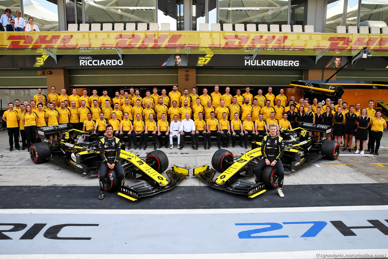 GP ABU DHABI, (L to R): Daniel Ricciardo (AUS) Renault F1 Team e Nico Hulkenberg (GER) Renault F1 Team at a team photograph.
01.12.2019.