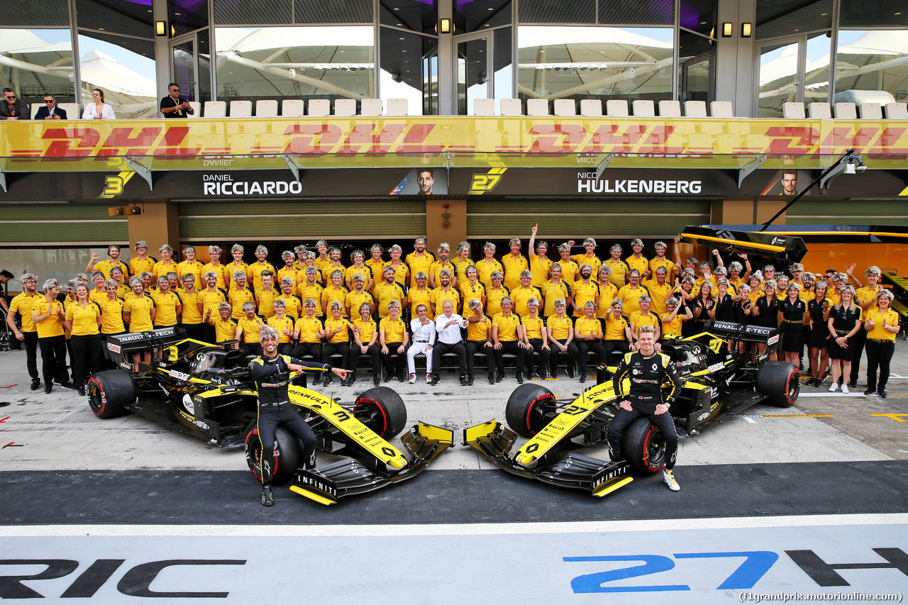 GP ABU DHABI, (L to R): Daniel Ricciardo (AUS) Renault F1 Team e Nico Hulkenberg (GER) Renault F1 Team at a team photograph.
01.12.2019.