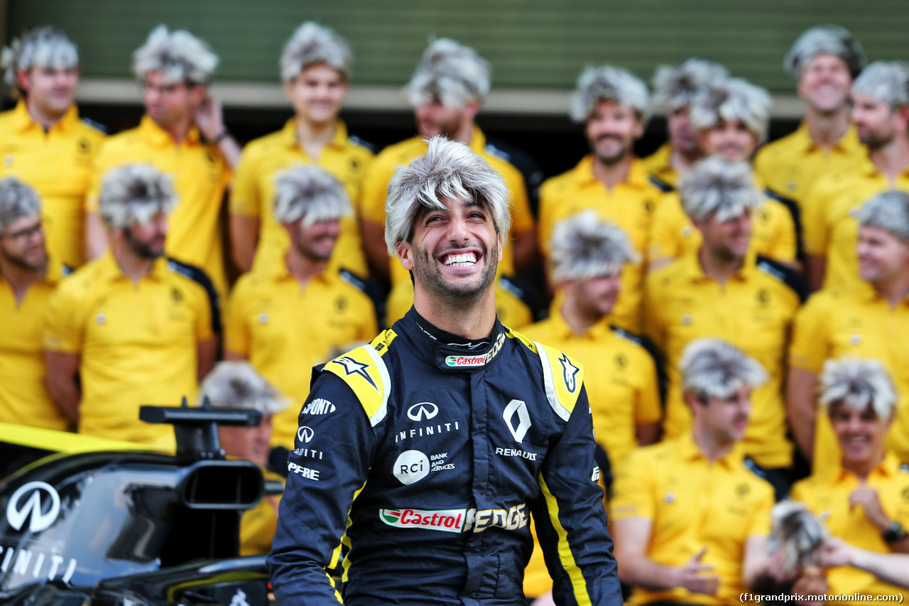 GP ABU DHABI, Daniel Ricciardo (AUS) Renault F1 Team at a team photograph.
01.12.2019.