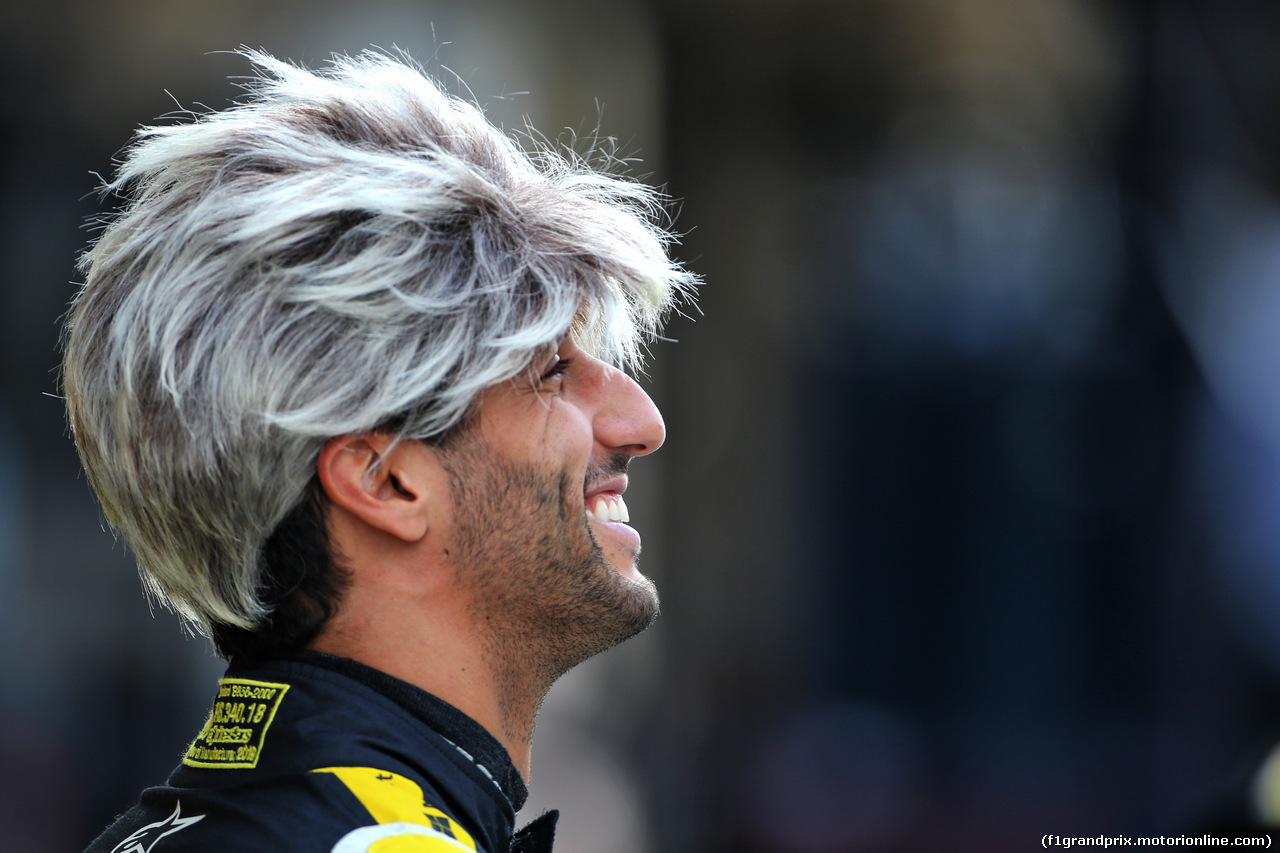 GP ABU DHABI, Daniel Ricciardo (AUS) Renault F1 Team at a team photograph.
01.12.2019.