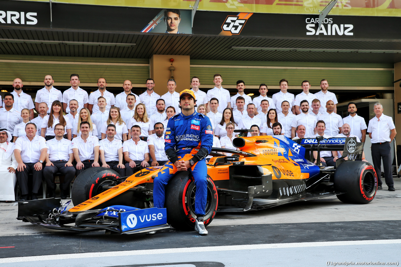 GP ABU DHABI, Carlos Sainz Jr (ESP) McLaren at a team photograph.
01.12.2019.