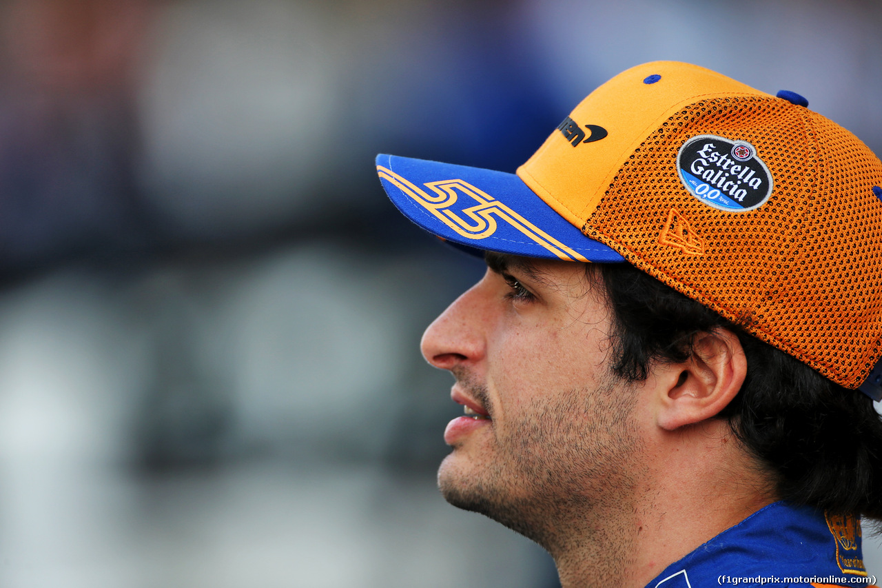 GP ABU DHABI, Carlos Sainz Jr (ESP) McLaren at a team photograph.
01.12.2019.